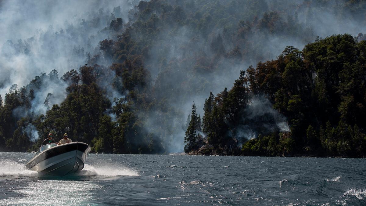  Afianzan las líneas de defensa en el incendio del Parque Nacional Nahuel Huapi 