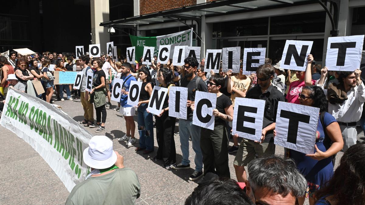 La continuidad de 1.600 becas del Conicet provoca una manifestación de la comunidad científica.