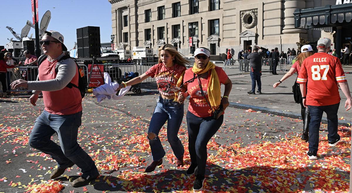 Biden solicita la prohibición de las armas de asalto luego del tiroteo en el desfile del Super Bowl.