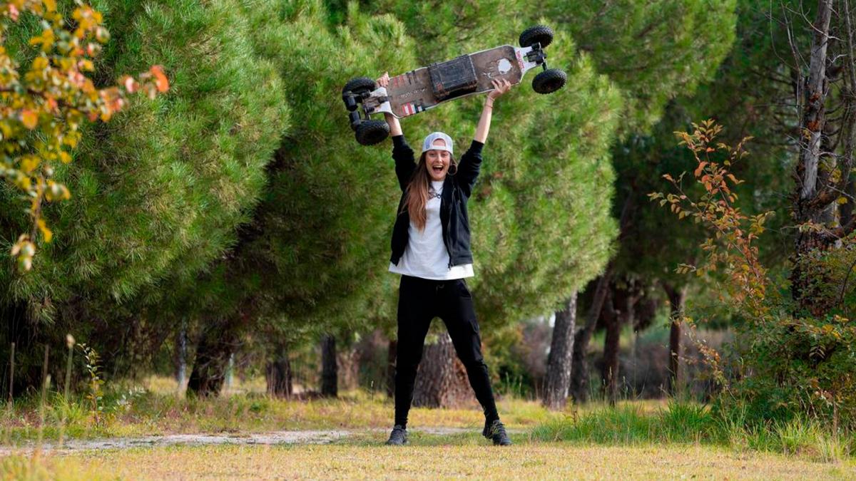  La influencer Evan González recorrerá Mendoza en su skateboard eléctrico 