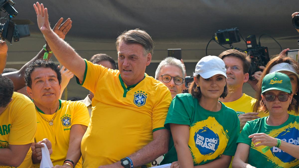 Bolsonaro denuncia persecución y solicita amnistía para los acusados del supuesto golpe contra Lula.