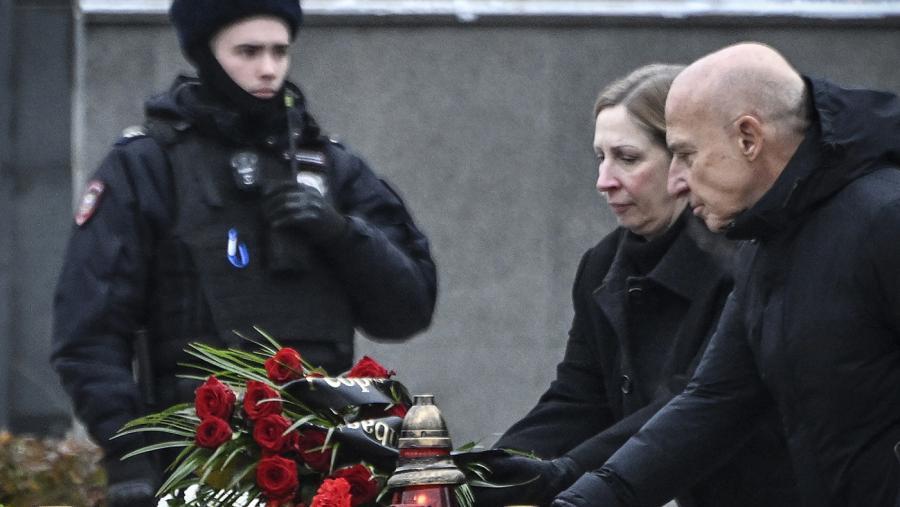 La embajadora de Estados Unidos en Rusia rindió homenaje al opositor Alexey Navalny.