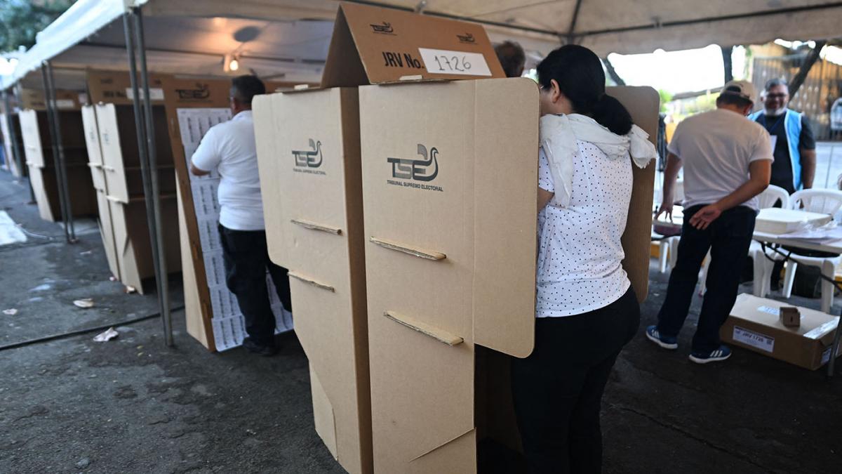 La oposición en El Salvador está considerando solicitar la realización de nuevas elecciones legislativas.