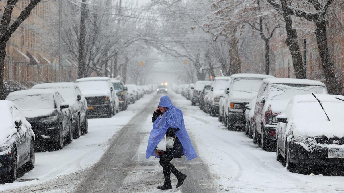 La nevada que impacta a Nueva York y sus alrededores causa la cancelación de más de 1.200 vuelos.