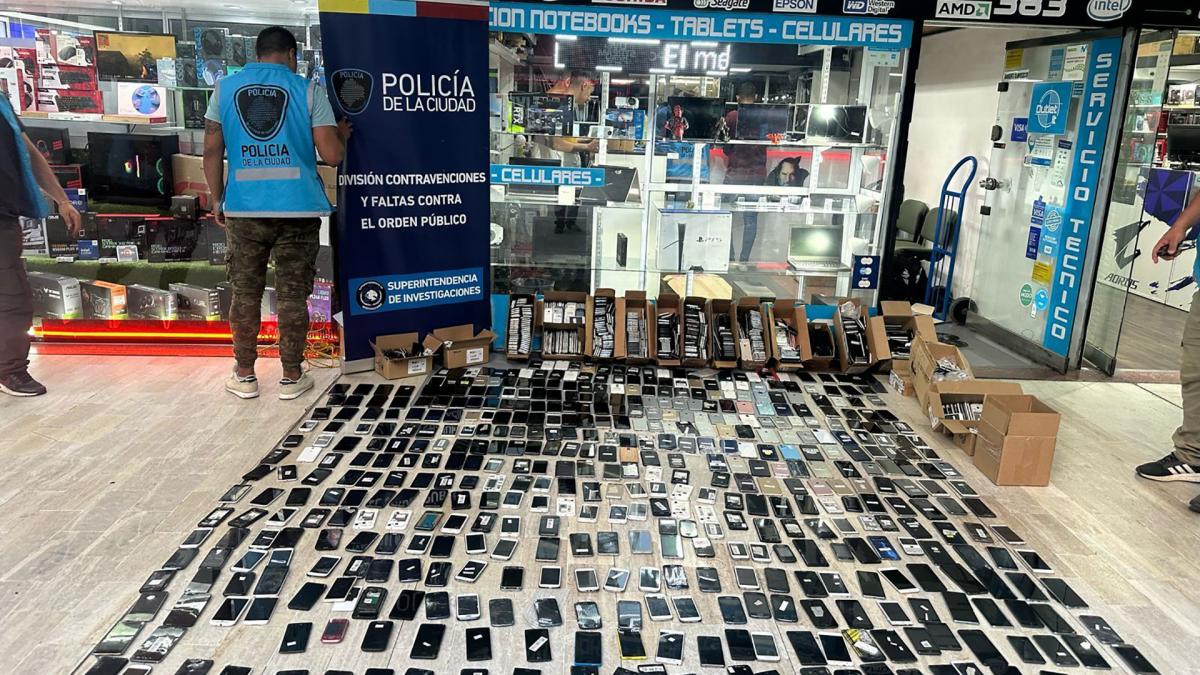 Fueron incautados mil teléfonos móviles robados en siete establecimientos del centro de Buenos Aires.