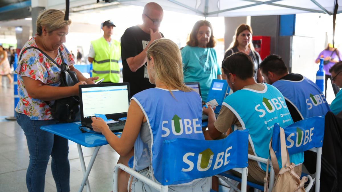 Se está aumentando la cantidad de puestos de atención para facilitar el registro de la tarjeta SUBE.