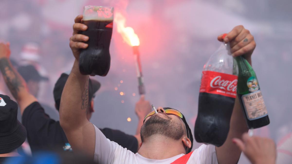  Miles de hinchas de River llegaron al Monumental para el Superclásico con Boca 