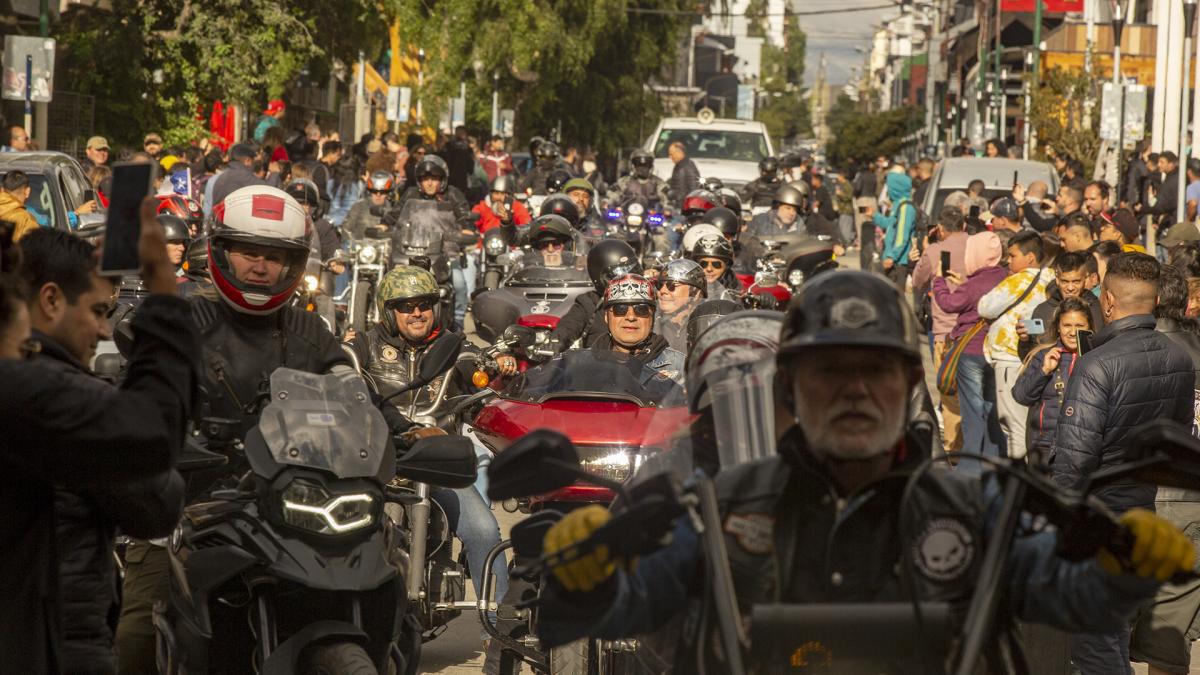 Un grupo de más de 100 motocicletas Harley Davidson causó sensación en el centro de Bariloche.