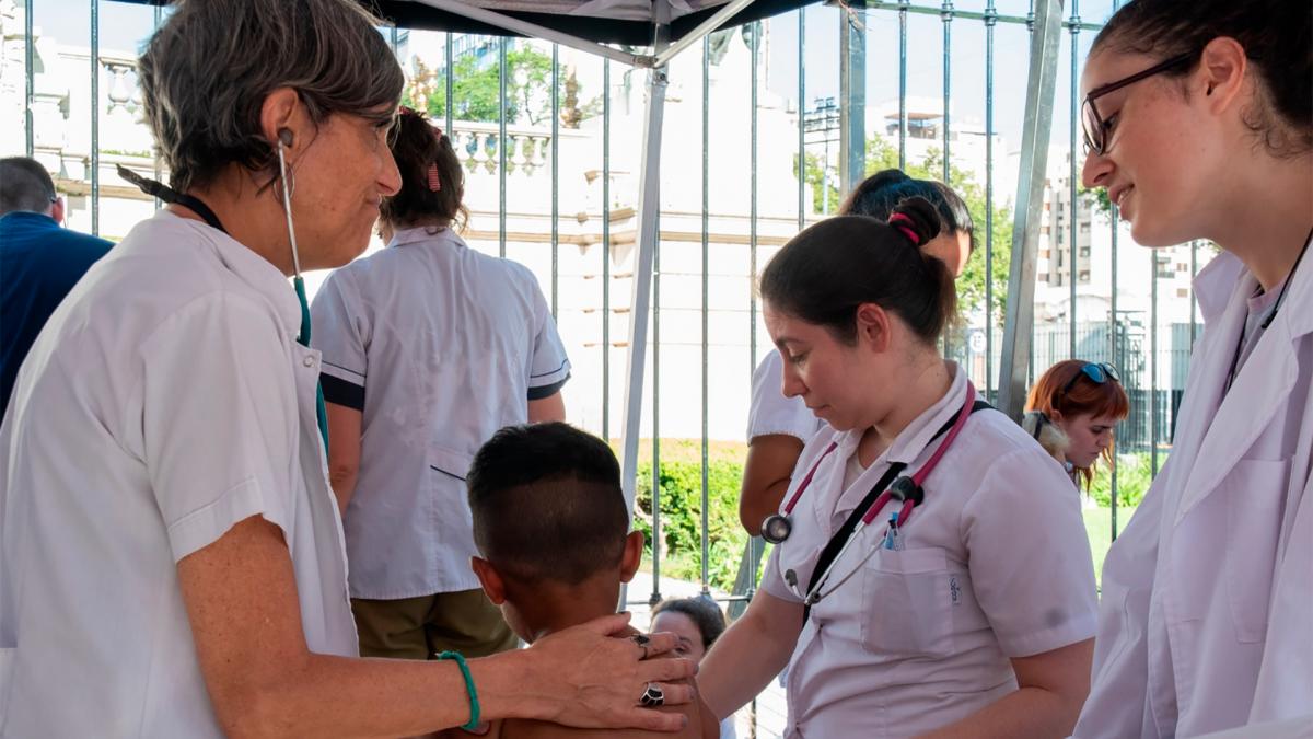  Cientos de personas participaron de atención médica gratuita frente al Congreso 