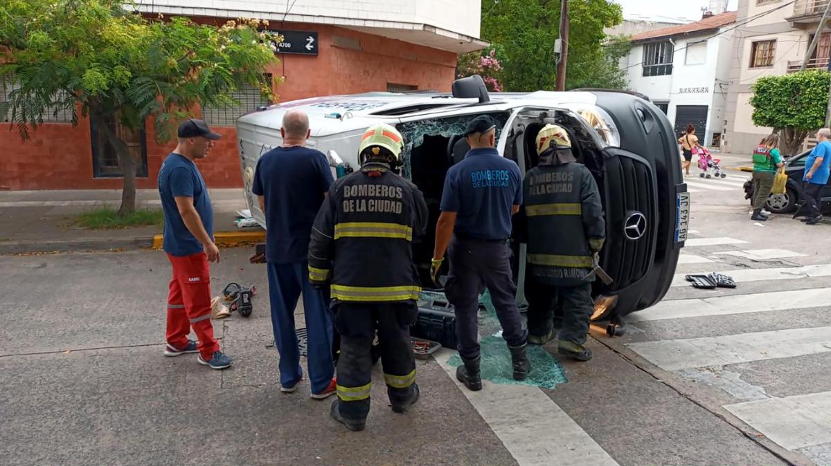  Dos personas heridas en un vuelco de una ambulancia en Villa Lugano 