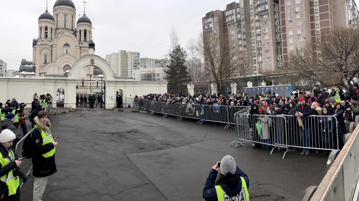  Miles de personas se acercaron a dar el último adiós a Navalny 