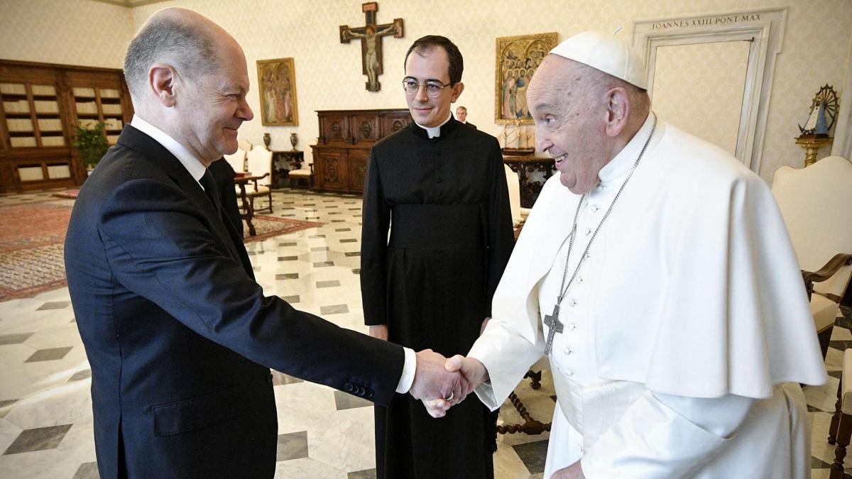 El Papa Francisco se reunió con el canciller alemán Olaf Scholz.